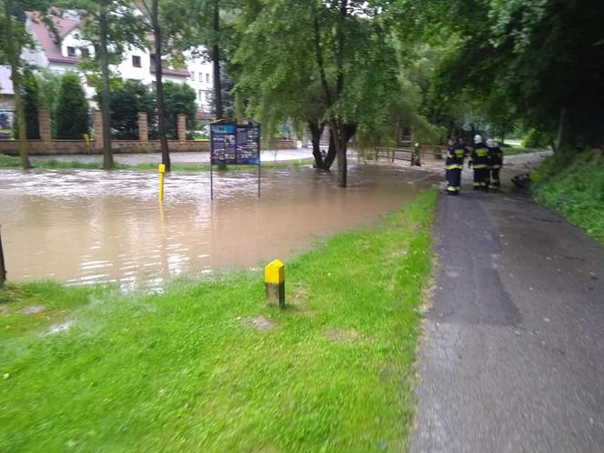 POTĘŻNE Nawałnice w Małopolsce. Woda PORWAŁA SAMOCHÓD! [ZDJĘCIA]