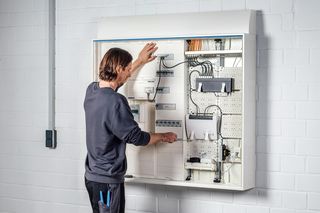 Rozdzielnica elektryczna z przestrzenią na urządzenia multimedialne. Rodzaje, przepisy, specyfikacja