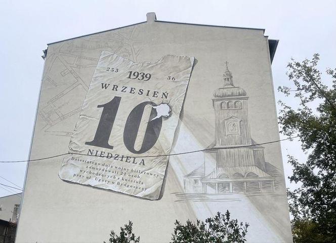 Historyczna kartka z kalendarza na ścianie kamienicy