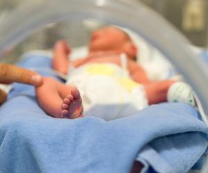 Mały Harrison urodził się z narządami poza ciałem. „Polało się wiele łez”