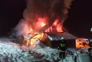 Pożar w Żurowej. Ojciec z synem stracili dach nad głową