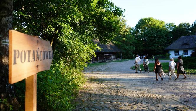 Sielanka na parkiecie w Muzeum Wsi Lubelskiej pod gołym niebem! Za nami kolejna potańcówka w rytmie miejskiego folkloru z Warszawy i Lwowa