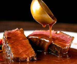 Gęsty sos cebulowy do mięsa. Sprawdzony przepis Tomka Strzelczyka