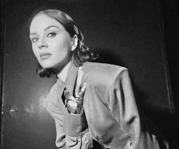 Magdalena Cielecka w intrygującym klipie do „Sexy doll” Kasi Lins