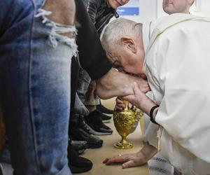 Papież obmył stopy młodocianym przestępcom. Wśród Apostołek były dziewczęta
