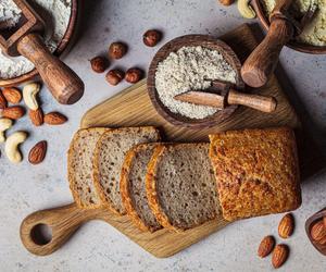 Chleb drożdżowy z jabłkiem i prażonymi migdałami. Jego sekretem jest czas wyrastania