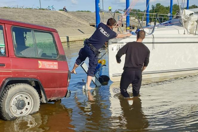 Akcja ratunkowa na Wiśle w Toruniu. Wodniacy ocalili załogę jachtu!