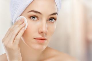 Prawie każda kobieta źle używa płynu micelarnego. Zmywając makijaż w ten sposób, niszczysz skórę!