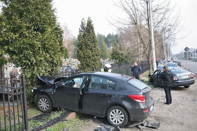 Samochodem wpadł na cmentarz