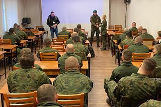 Żołnierz przemierza całą Polskę, zbierając pieniądze dla chorego synka.  Te sceny chwytają za serce [ZDJĘCIA]