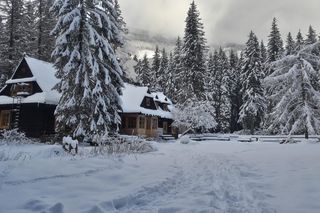 Schronisko PTTK w Dolinie Roztoki