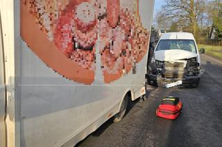 Wypadek w Piotrowicach koło Leszna. Bus uderzył w samochód osobowy