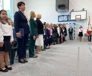 Pierwsza Dama uczciła z uczniami 100 lat od nadania imienia Stefana Batorego Szkole Podstawowej w Liwie