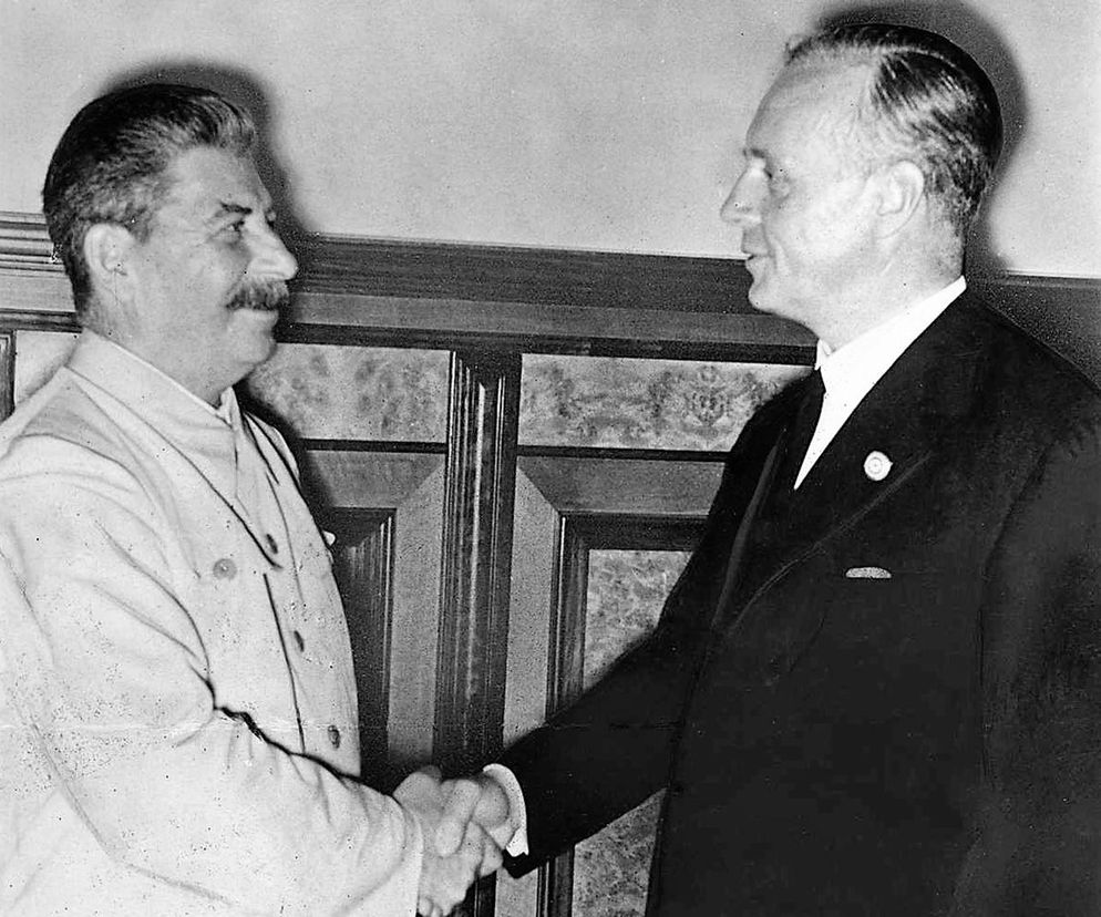 Józef Stalin wita się z Joachimem von Ribbentropem