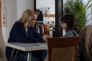 Na Wspólnej odc. 3833. Ilona Zdybicka (Anna Samusionek), Wiktorek (Kajetan Borowski)