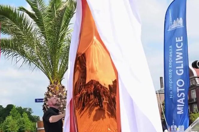 Gigantyczny złoty lajk stanął w centrum Gliwic. Zainaugurowano festiwal Biennale Gliwice