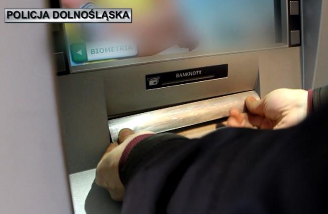 Wrocław: Złodzieje montują nakładki na bankomatach. Sprawdź jak się ustrzec przed kradzieżą! [WIDEO]