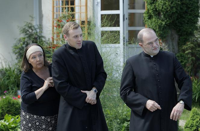 Ranczo 8 sezon. Ksiądz (Cezary Żak), Michałowa (Marta Lipińska), wikary Maciej (Mateusz Rusin)