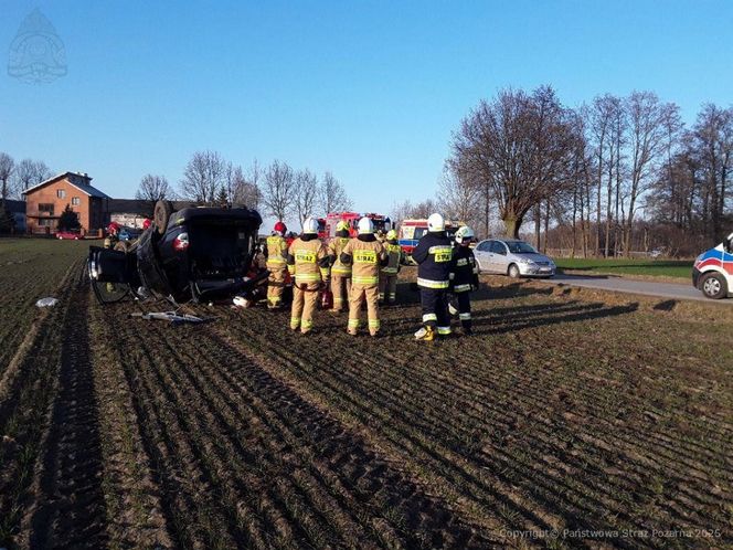 Śmiertelny wypadek pod Piotrkowem Trybunalskim. 69-latka nie żyje, kierująca dodgem i 16-latka ranne [ZDJĘCIA]