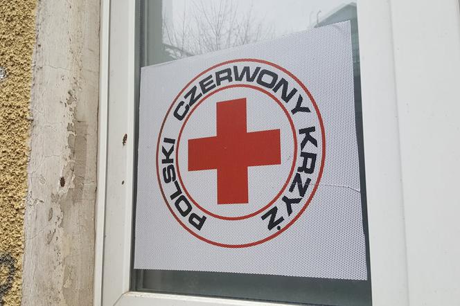 Tłumy pod koszalińskim oddziałem Polskiego Czerwonego Krzyża. Co tam rozdają? 