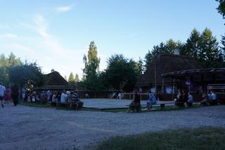 Sielanka na parkiecie w Muzeum Wsi Lubelskiej pod gołym niebem! Za nami kolejna potańcówka w rytmie miejskiego folkloru z Warszawy i Lwowa