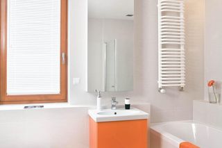 drewno na podłodze w łazience