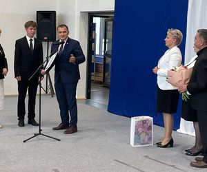 Pierwsza Dama uczciła z uczniami 100 lat od nadania imienia Stefana Batorego Szkole Podstawowej w Liwie