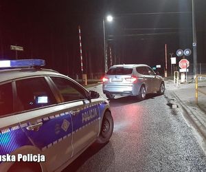 Wjechał BMW na przejazd kolejowy i znalazł się w pułapce