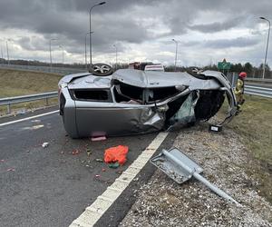 Horror w powiecie wołomińskim. Przerażający wypadek. Honda koziołkowała przez kilkadziesiąt metrów