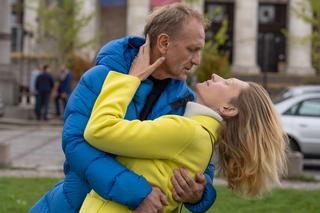 Agata Buzek całuje się z dwoma mężczyznami! To wszystko dzieje się na ulicach Warszawy