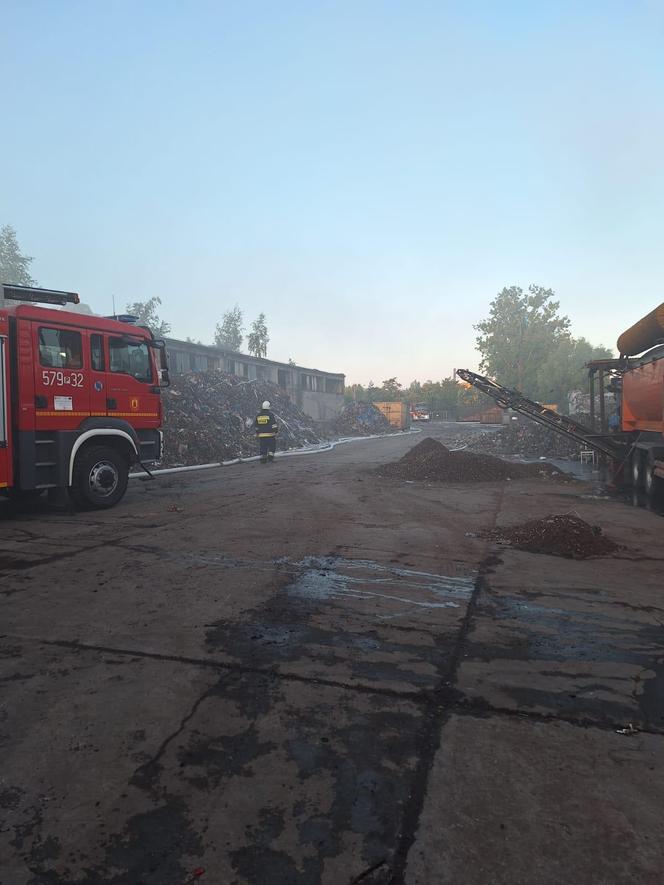 Ogromny pożar na terenie zakładu recyklingu odpadów w Rawiczu