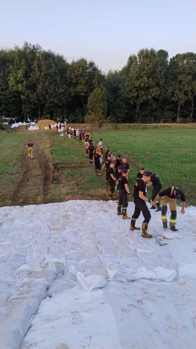 Lubelscy strażacy pomagają powodzianom na różne sposoby