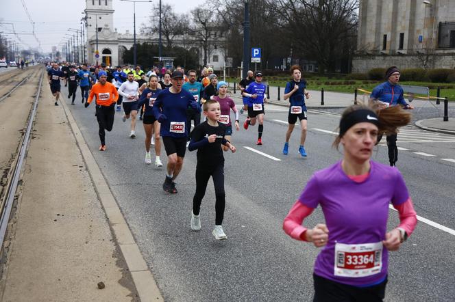 Bieg na Piątkę 2024, Warszawa - zdjęcia. Biegłeś? Szukaj się w galerii!