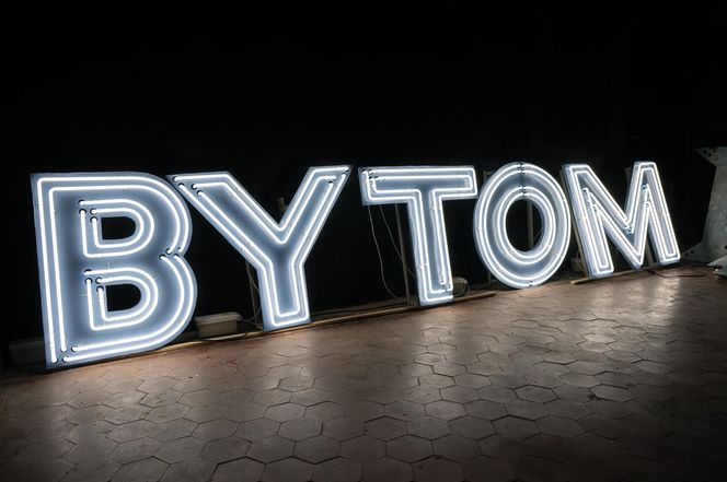 Bytomski neon wrócił do życia. To on witał podróżnych na bytomskim dworcu PKP