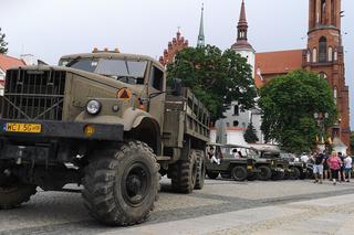 Białystok. IX Podlaski Piknik Militarny “Misja WSCHÓD”. Prezentacja na Rynku Kościuszki