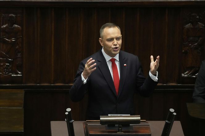 Iskrzy między Donaldem Tuskiem a Karolem Nawrockim i zeby w galerii było widać gesty obu polityków