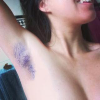 Kolorowe włosy pod pachami