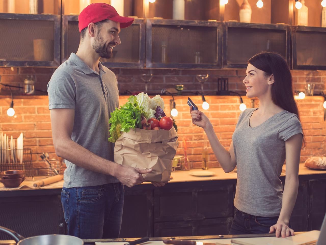 Dostarczą zakupy prosto do domu z popularnej sieci sklepów. Jak złożyć zamówienie?