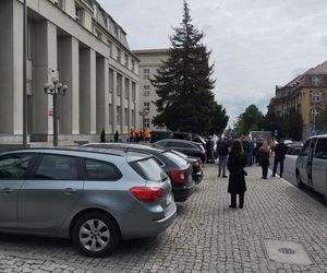Konferencja prasowa hutników przed Ministerstwem Przemysłu w Katowicach