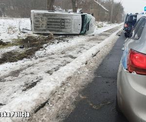 Uciekał przed policją skradzionym busem, wylądował na boku. Za kierownicą 15-latek!