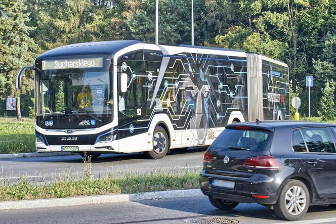 Przegubowy autobus na ulicach Nowego Sącza 