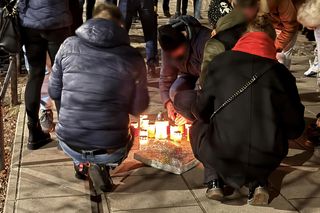 Policjant zginął w epicentrum nielegalnego biznesu. Kiedy palili mu znicze, obok handel trwał w najlepsze