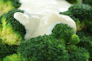 Brokuły pod beszamelem: nie tylko dla wegetarian [przepis]