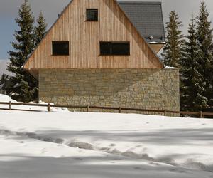 Shelter House w Kościelisku: dom w duchu tatrzańskiego schroniska