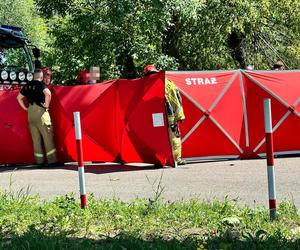 Emeryci wracali z pogrzebu, uderzyli w drzewo przy cmentarzu. Nie żyje jedna osoba