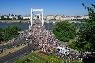 200 tys. osób na zakazanej paradzie. Zdjęcia z Budapesztu 