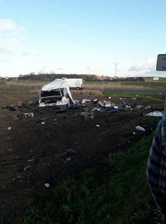 Tir w POLU, bus ZŁAMANY na pół. Wypadek na dk 74, cudem bez poważnych obrażeń! 