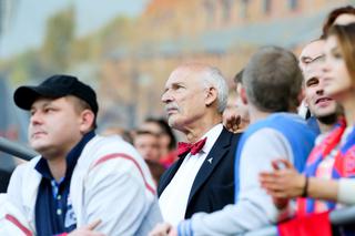 Janusz Korwin-Mikke w młynie kibiców Piasta Gliwice [ZDJĘCIA]