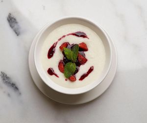 Zapomniane śniadanie z PRL-u wraca do łask. Wystarczą 2 składniki i sok malinowy 