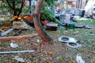 Wola Mikorska. Wybuch gazu pod Bełchatowem. Budynek 50-latki wyleciał w powietrze. Kobieta poparzona [ZDJĘCIA].